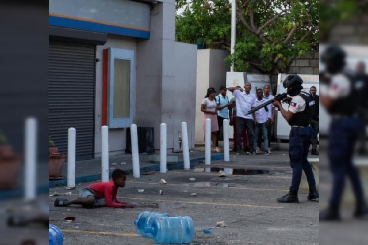 Protestation en Haïti : La police brutalise un gamin et sans pitié pour des journalistes
